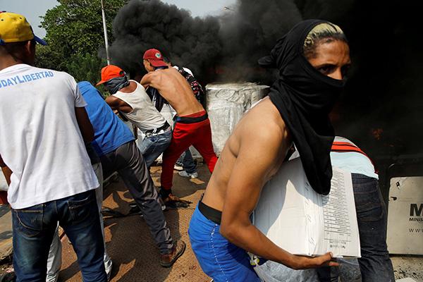 委内瑞拉边境因救援物资爆发冲突，美下周或实施新制裁