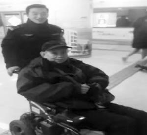 八旬翁坐轮椅乘地铁热心保安护送回家