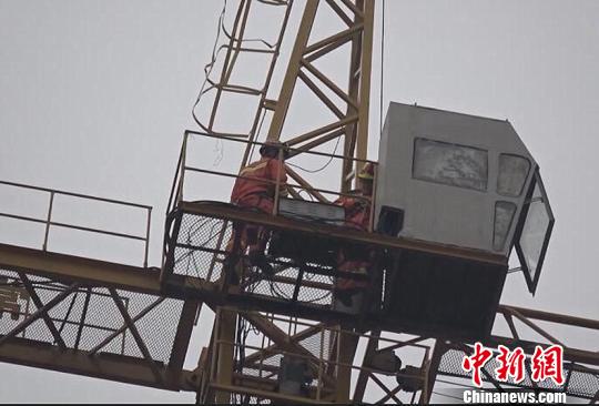 常州一塔吊司机被困操作台 消防员高空上演生死营救