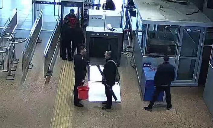 男子带5斤重活甲鱼到西站欲乘火车 被安检拦下