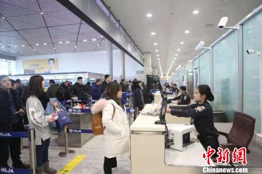 哈尔滨机场实现“无纸化”出行 南北游客便捷乘机