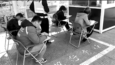 外卖小哥闯红灯被罚抄交规 网友：外卖还要再等半小时