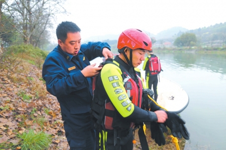女孩跳河轻生被救起 救人的哥耗尽体力再也没上岸