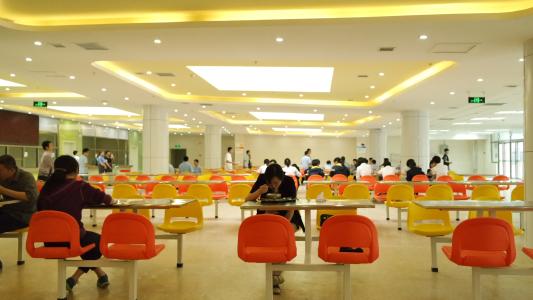 三部委发文：中小学、幼儿园校方负责人应与学生一起进餐