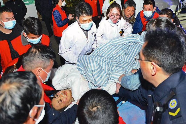 江苏盐城：各界全力救治响水化工企业爆炸事故受伤人员