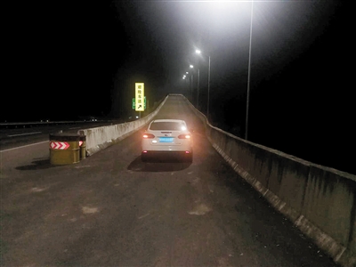 女子车停高速避险道失声痛哭 家人催婚致情绪失控