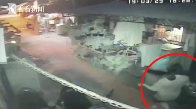 醉酒女子烧了自己和邻居的车:因代收包裹没收到钱