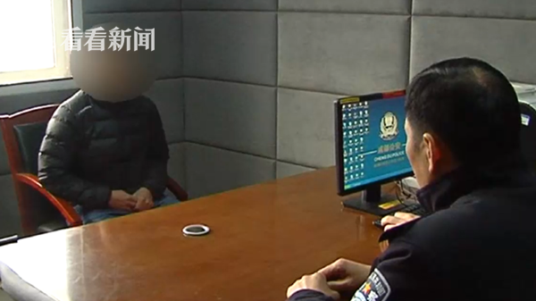 男子开车遇查竟从怀里掏出两本驾照...都是假的