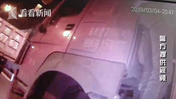 男子开车遇查竟从怀里掏出两本驾照...都是假的