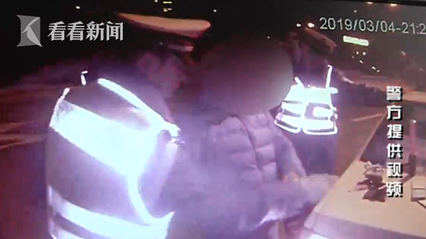 男子开车遇查竟从怀里掏出两本驾照...都是假的