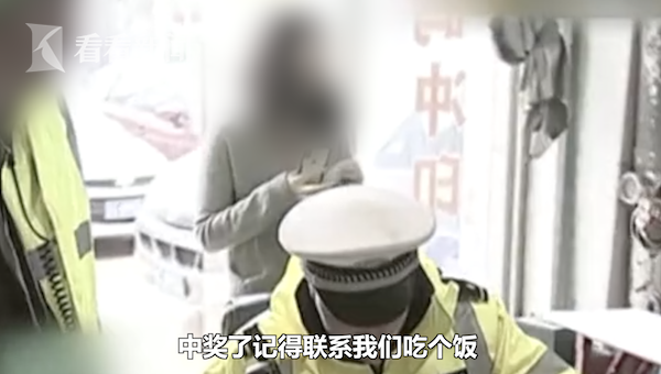 宝马车出车祸 女司机买张彩票压惊还真中奖了