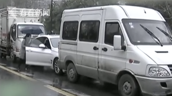 宝马车出车祸 女司机买张彩票压惊还真中奖了