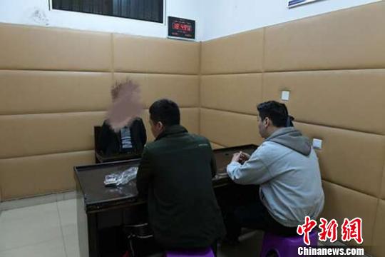 “支教女老师”现形记：实为男子 同时与上百人聊天