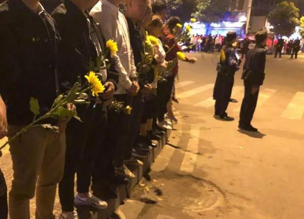 凉山救火英雄遗体运抵西昌，群众自发送别