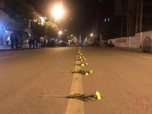 凉山救火英雄遗体运抵西昌，群众自发送别