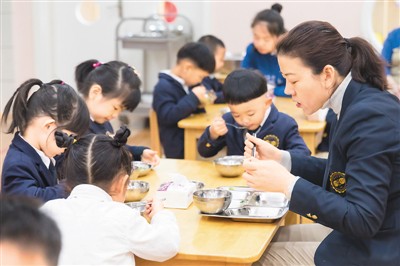 保障校园食品安全 “校长（园长）陪餐制”正式实施