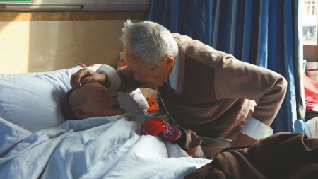 96岁的病房浪漫：忘记了所有，我还是每天说爱你