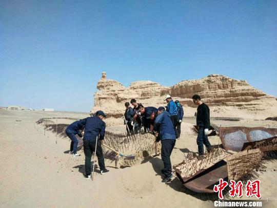 敦煌雅丹魔鬼城景点为防破坏布刺猬阵引议 已被拆除