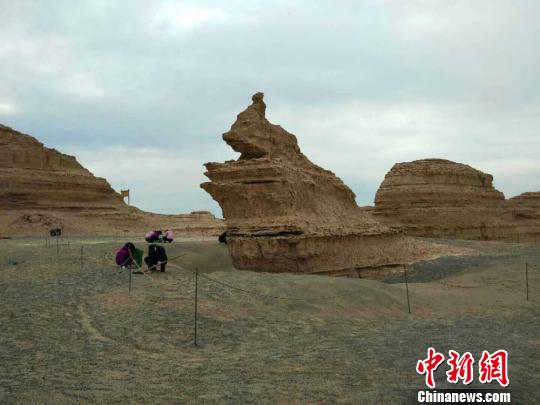 敦煌雅丹魔鬼城景点为防破坏布刺猬阵引议 已被拆除