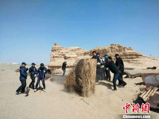 敦煌雅丹魔鬼城景点为防破坏布刺猬阵引议 已被拆除