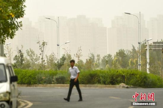 沙尘致PM10爆表 北京发布今年首个沙尘蓝色预警