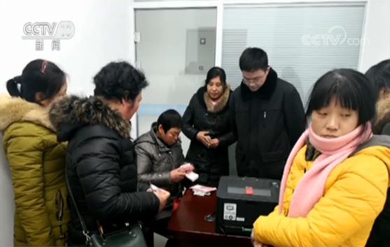 54岁大姐用这种方式替亡夫还债 引来300多万网友点赞