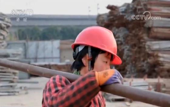 54岁大姐用这种方式替亡夫还债 引来300多万网友点赞