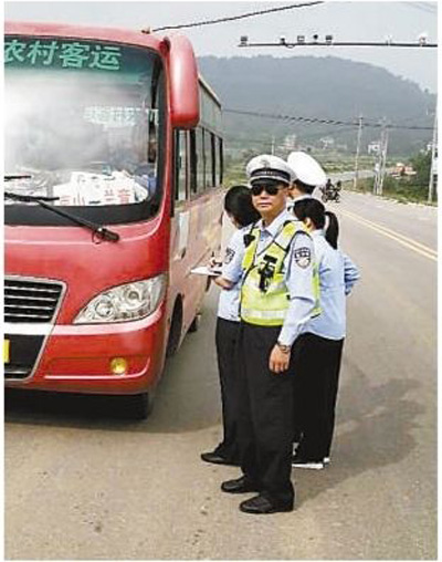 “他为群众倒下，群众永远不会忘记”