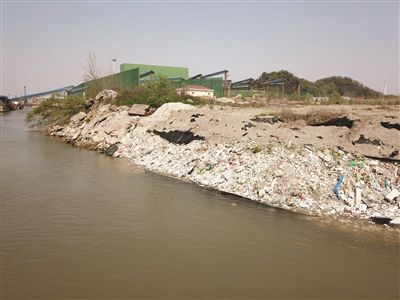 大量建筑垃圾被掩埋在长江边