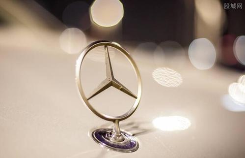 奔驰就＂女车主哭诉维权＂道歉：已派工作组赴西安