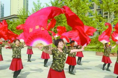 北京蓝天嘉园小区旁绿化带空地开辟健身乐园
