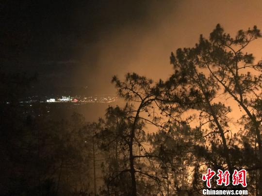 云南大理州弥渡县突发山火 森林消防正奋力扑救