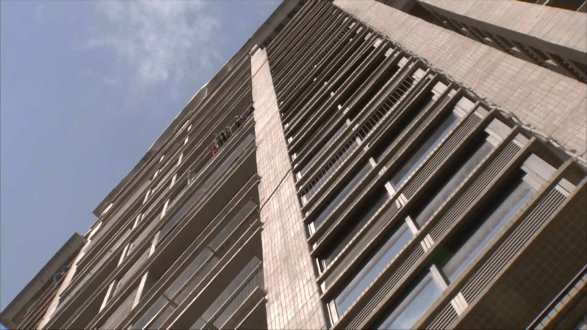 10岁女童被坠物砸中头 警方：系8岁男童高空抛物