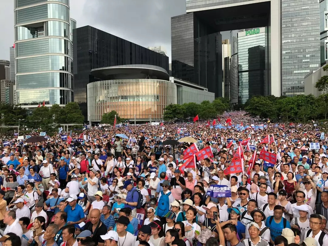 梁家辉、谭咏麟纷纷到场！香港16.5万人冒雨集会“撑警察”