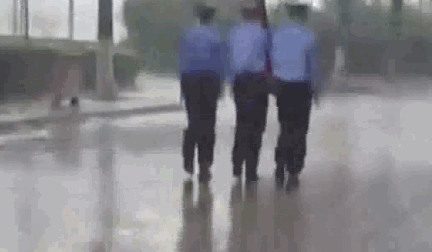 14亿护旗手报到！网友：你的名字比我生命更重要