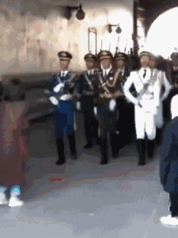 14亿护旗手报到！网友：你的名字比我生命更重要