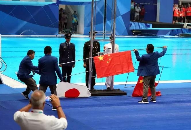 14亿护旗手报到！网友：你的名字比我生命更重要