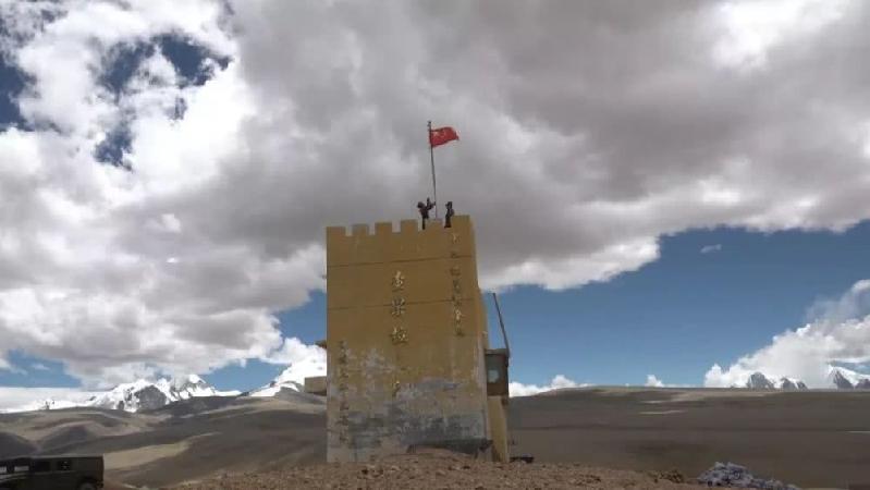 14亿护旗手报到！网友：你的名字比我生命更重要