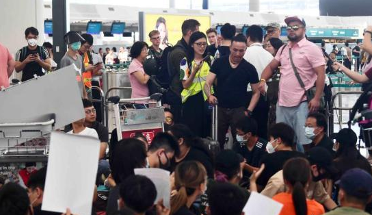 香港机场少数航班取消 机管局：14日航班重新编配