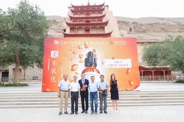 修丽可携手敦煌研究院科学保护壁画