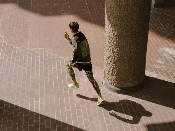 特步将联名英国设计师品牌荷兰屋亮相伦敦时装周