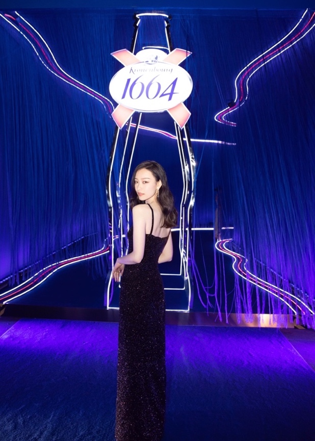 1664中国区首位品牌代言人倪妮亮相法蓝晚宴