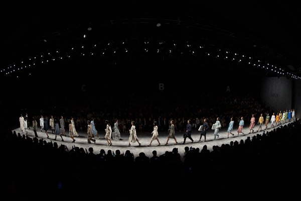 SS20上海时装周开幕秀LILY商务时装多维呈现“中国新女性”形象