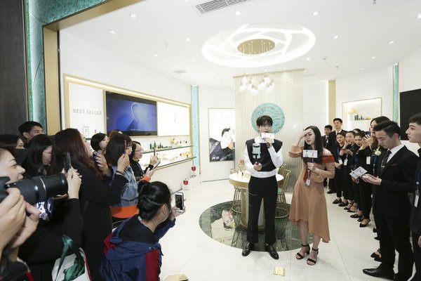 ?曾舜晞亮相林清轩上海长宁来福士店