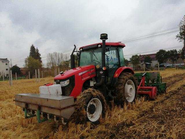 中国无人驾驶联合耕播作业机来了！