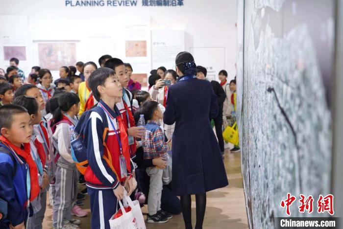 南粤会亲暖花城百名困难家庭学生欢聚广州