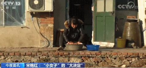 52岁女子照顾瘫痪哥哥24年：我得让他活得好