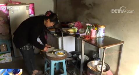 52岁女子照顾瘫痪哥哥24年：我得让他活得好