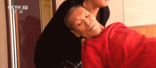 52岁女子照顾瘫痪哥哥24年：我得让他活得好