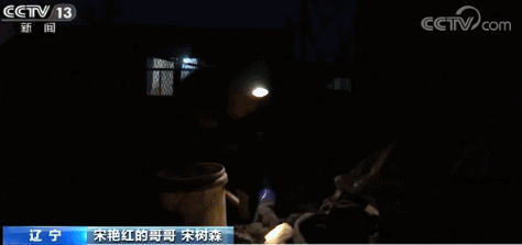 52岁女子照顾瘫痪哥哥24年：我得让他活得好